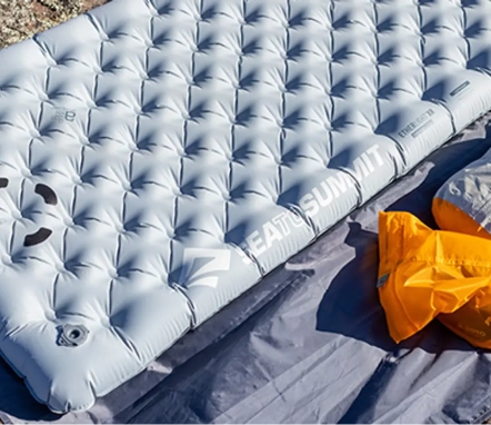 Portable camp bed for outdoor sleeping